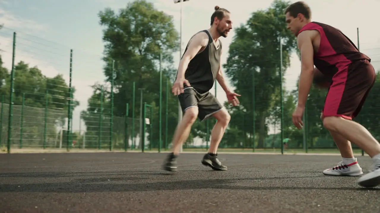 Ein Geschickter Basketballspieler Der Den Ball Zwischen Den Beinen Gegen Seinen Gegnerischen Verteidiger Auf Einem Basketballplatz Im Freien Dribbelt