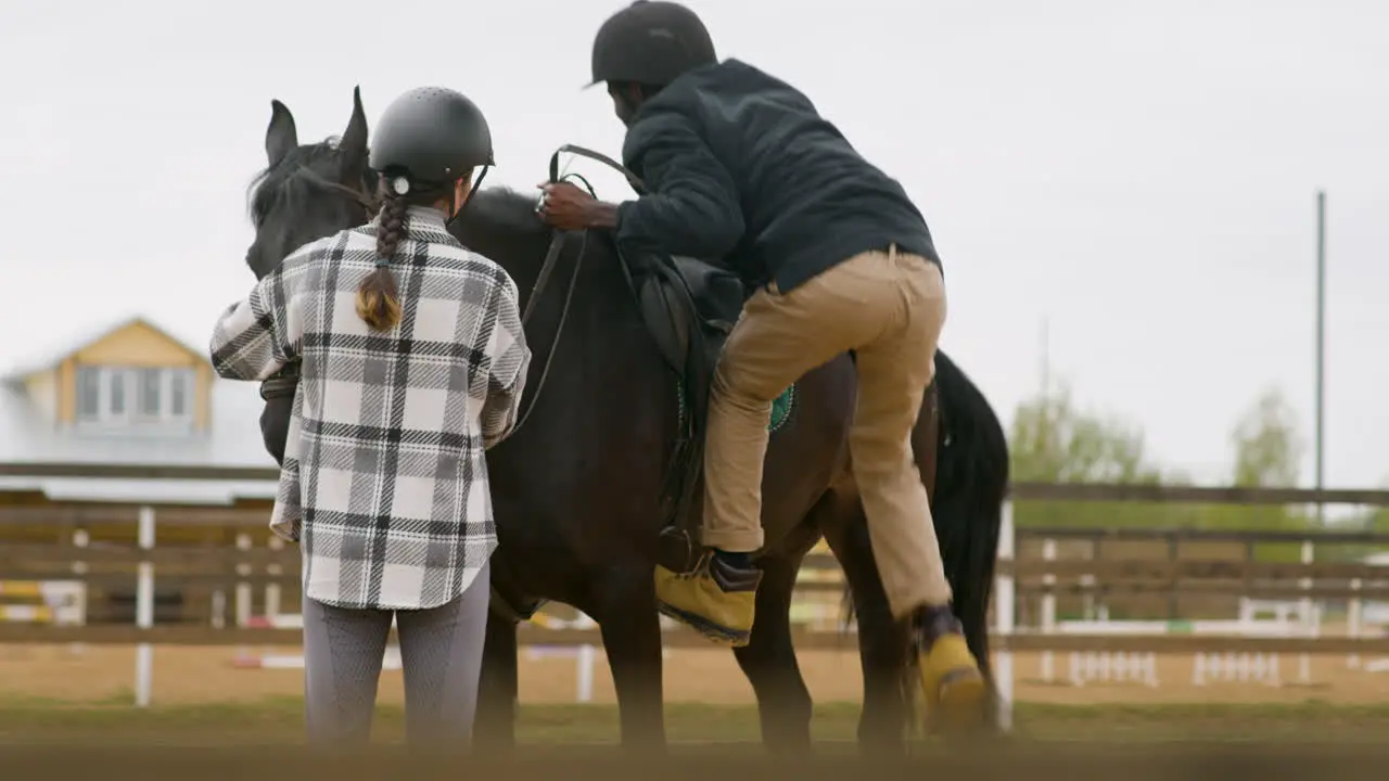 Schwarzer Mann Der Schwarzes Pferd Bestieg Während Junge Frau Die Tür Hält