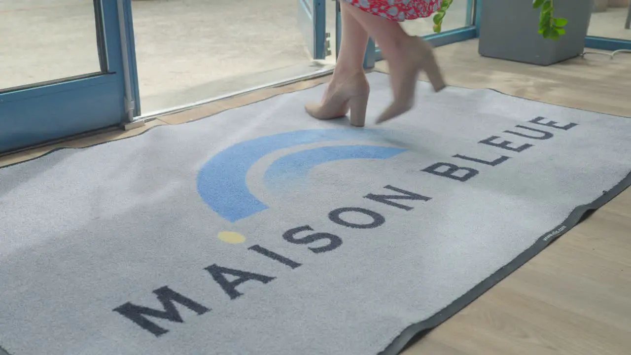 Welcome mat to a cozy place for seniors slow motion EHPAD