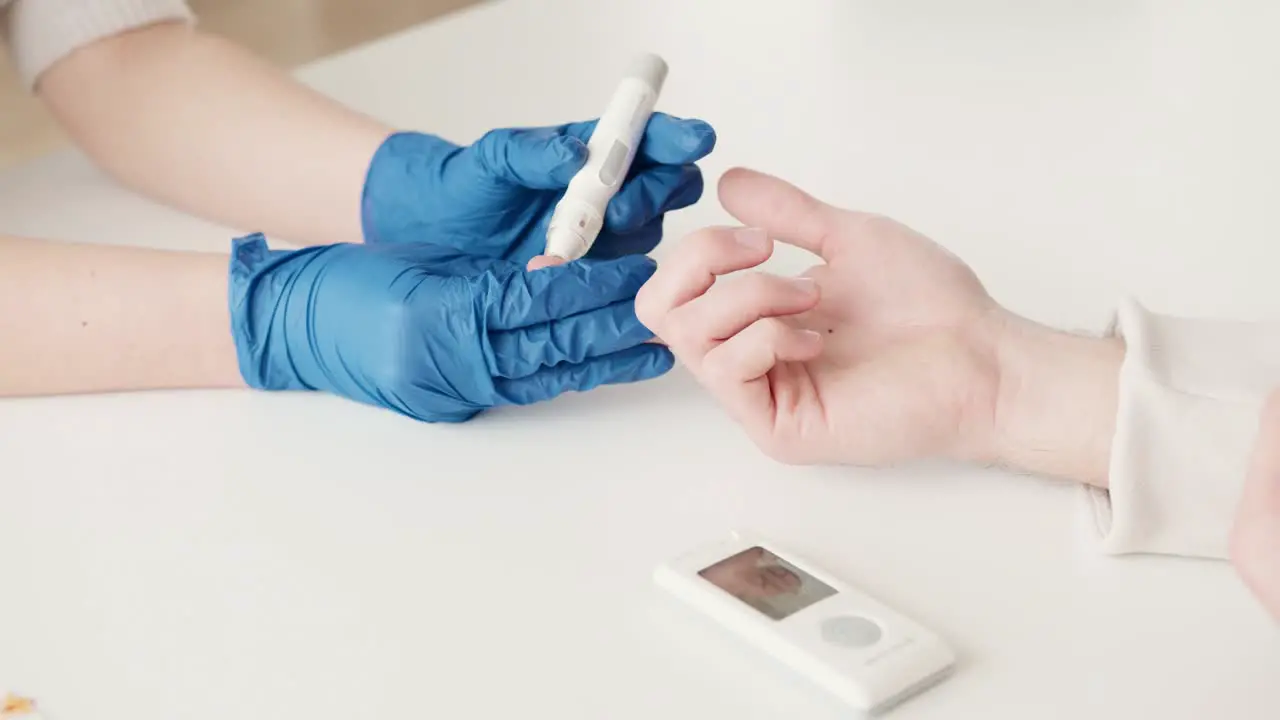 monitoring the blood glucose level for diabetic patient