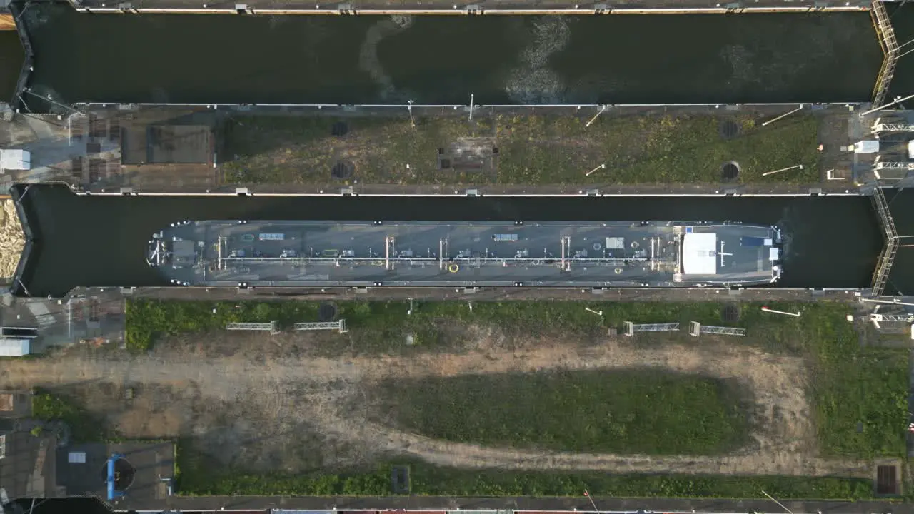 Topdown droneshot of boat in lock in Olen