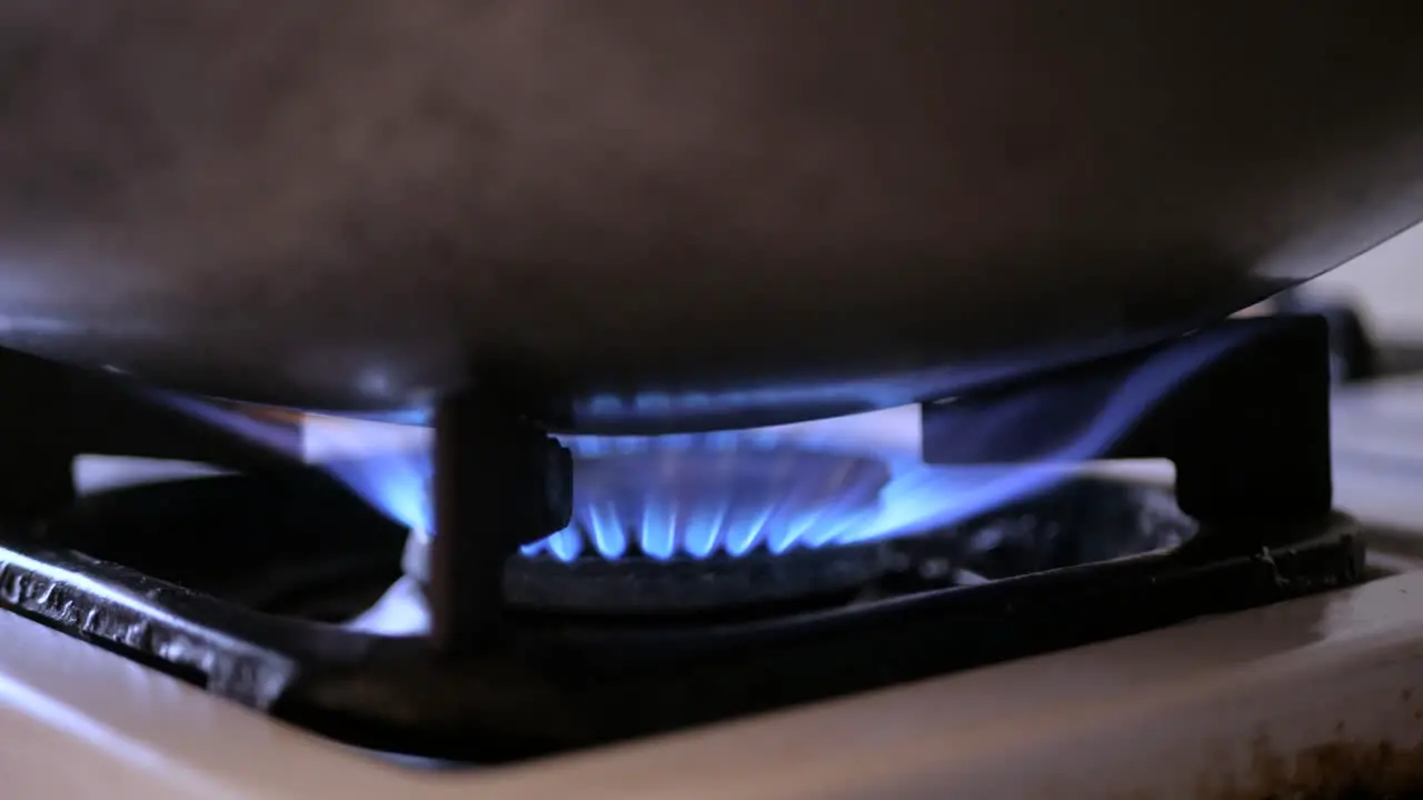 Light A Gas Cooker blue gas ignites frames in kitchen