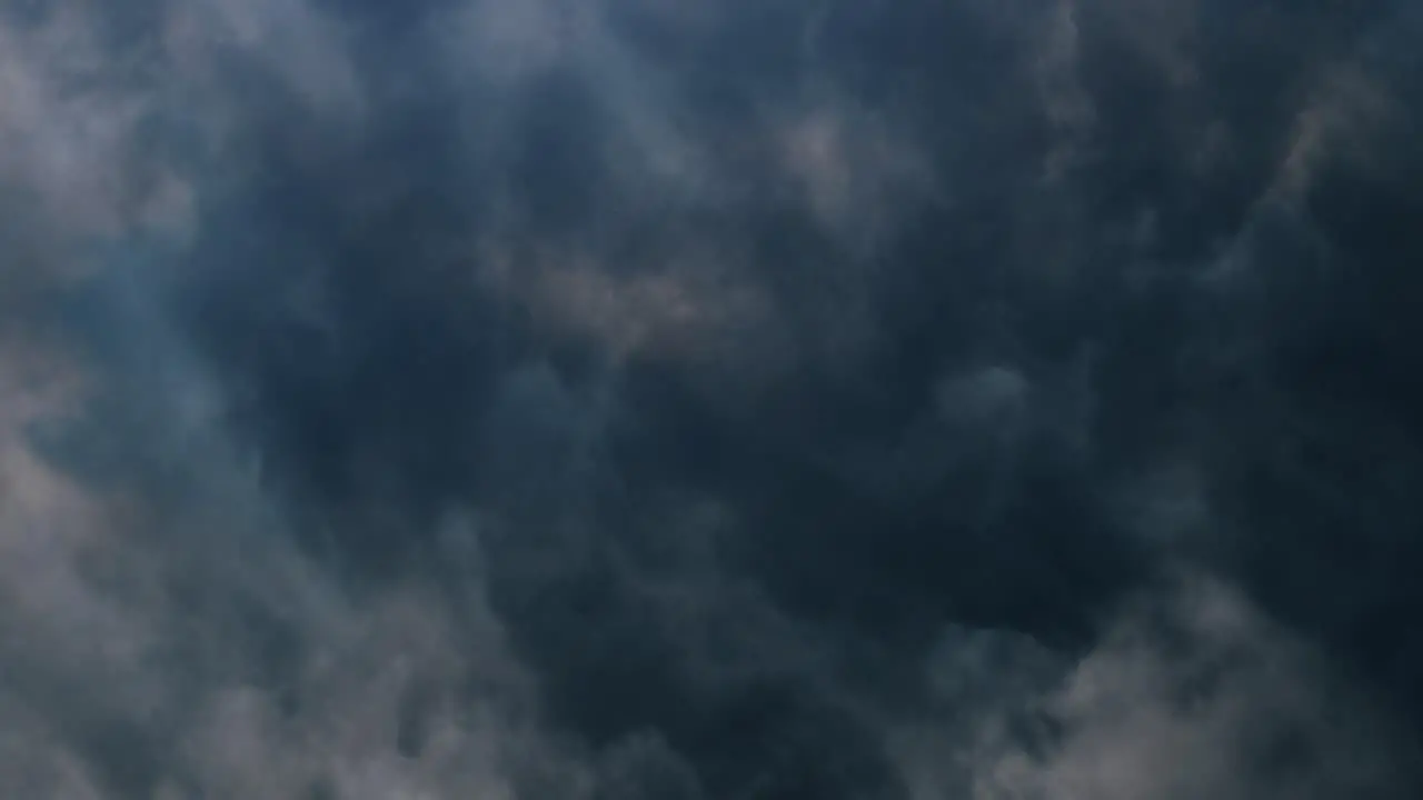 Severe warned thunderstorm with shelf cloud moving