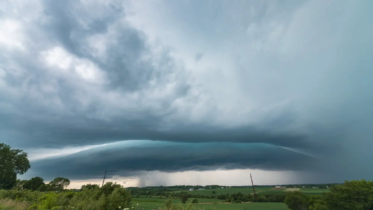 Beast of a supercell dropping massive hail in Des Moines Iowa