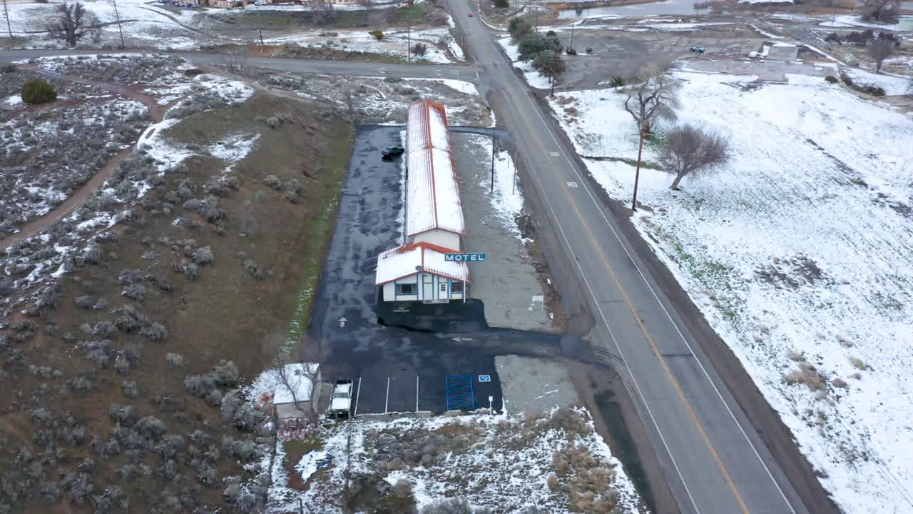 Circling an old wintery snowy motel in Tehachapi CA