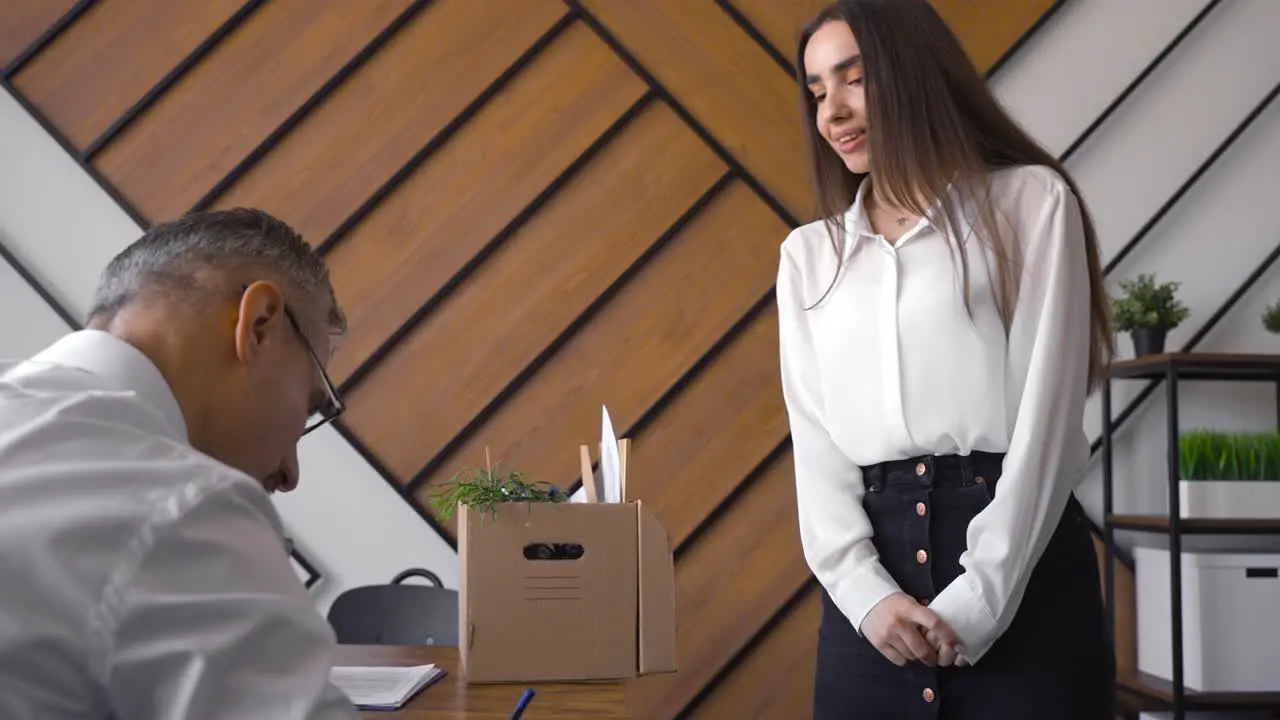 Una Mujer Muy Feliz Está Entregando Una Carta De Renuncia A Su Jefe 1