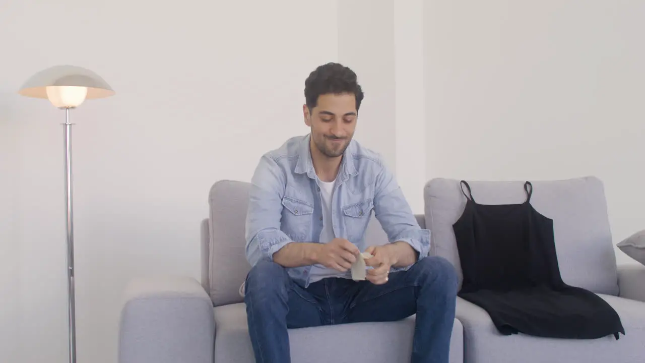 Un Hombre De Cabello Oscuro Se Enoja Y Se Frustra Después De Leer Una Carta Así Que La Rompe