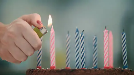 Mano Femenina Quemando Velas En El Pastel De Cumpleaños Concepto De Celebración De Feliz Cumpleaños