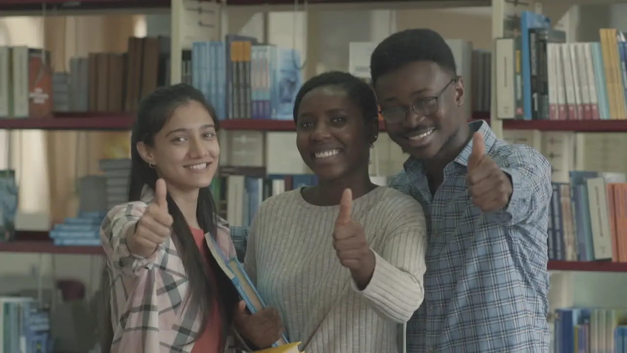 Grupo Multicultural Positivo Pulgar Arriba En Una Biblioteca