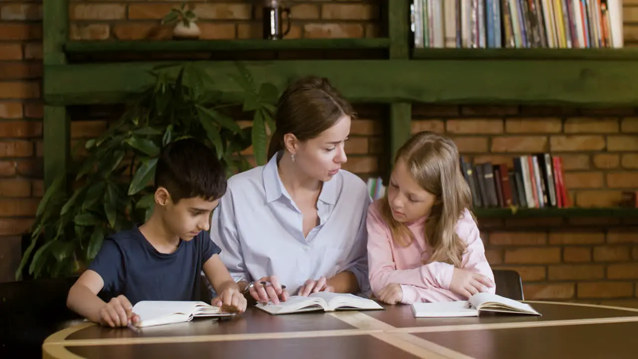 Enseñanza Explicando Los Versículos De La Biblia A Los Jóvenes Alumnos