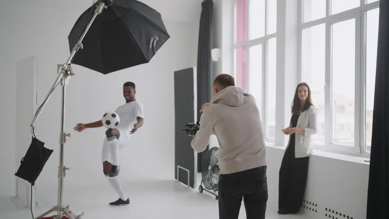 El Fotógrafo Está Tomando Fotografías De Un Jugador De Fútbol Profesional En Un Estudio Para Las Redes Sociales