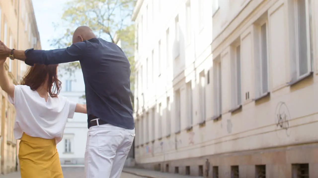 Interrassisches Paar Tanzt Bachata In Der Altstadtstraße 5