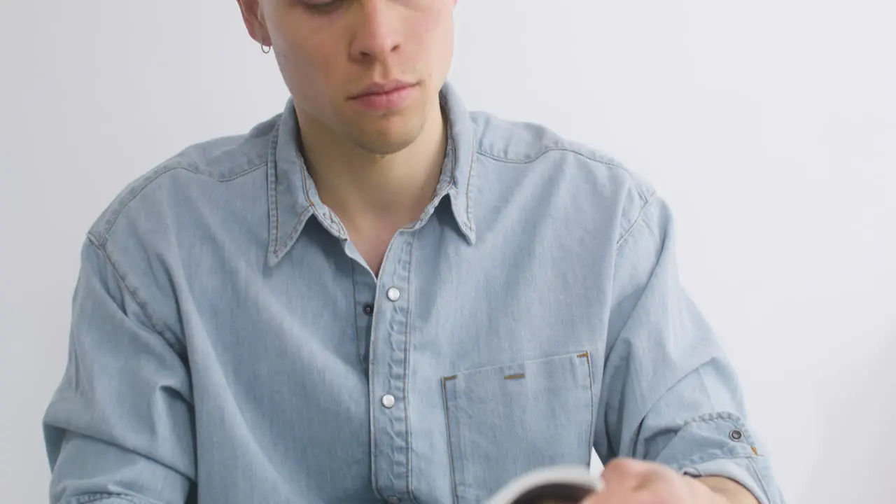 Gut Aussehender Mann Der Seine Tränen Reinigt Während Er Ein Buch Liest