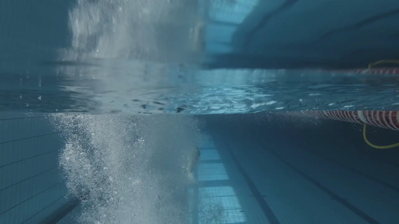 Unterwasseraufnahme Einer Jungen Schwimmerin Die In Den Pool Springt Und In 1 Taucht