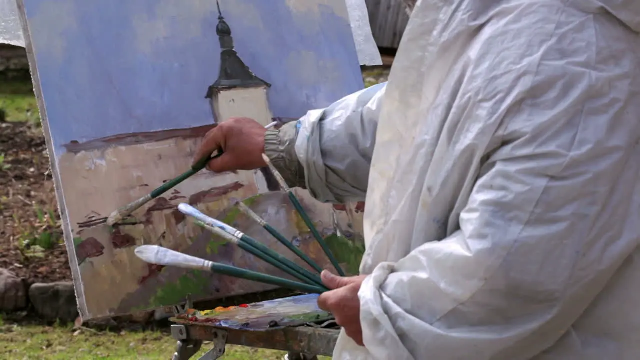 Artist paints a picture of Kirillo-Belozersky Monastery