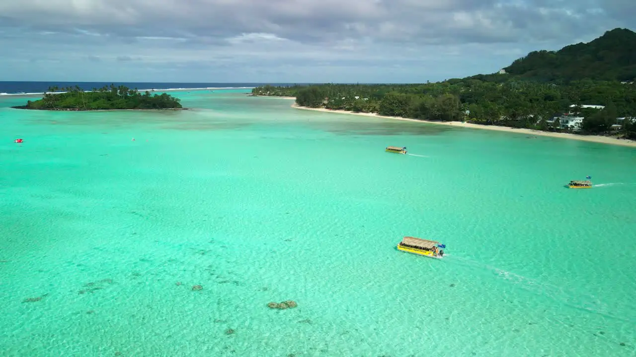 Boat tours along the coastline of Rarotonga island