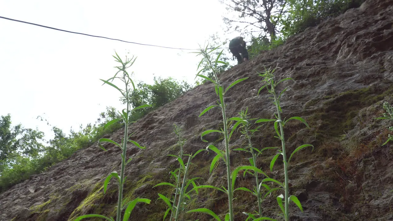 The trapped people who encountered a landslide quickly fell to the ground through a rope