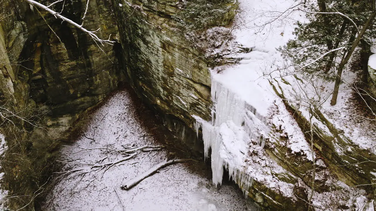 Drone video of the starved rock state park area in winter