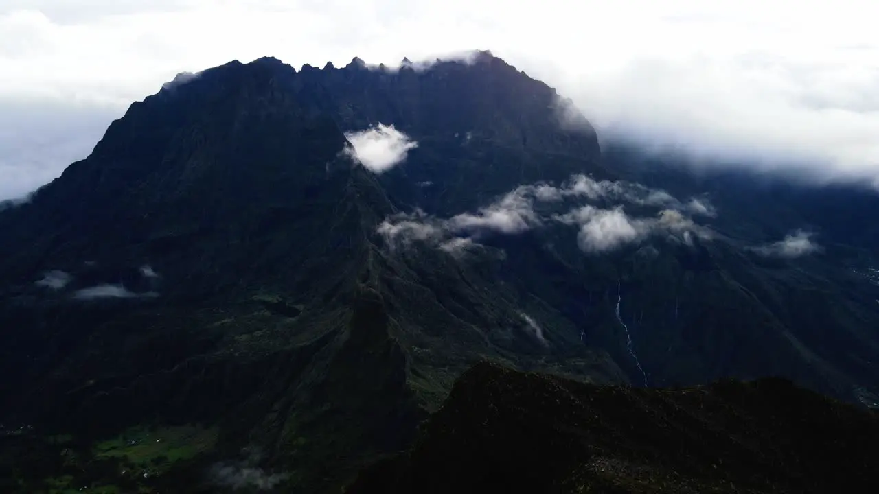 Drone footage passing by a crest with the Piton des Neiges