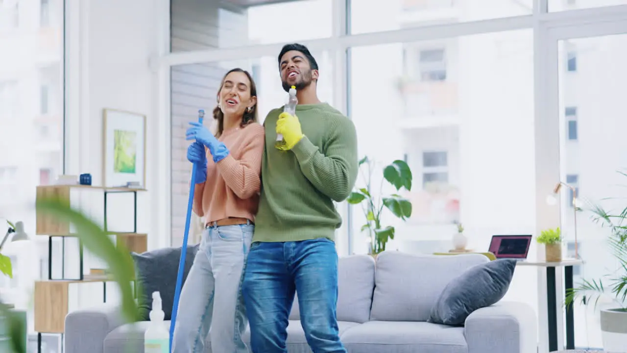 Baile Canto Y Una Limpieza De Primavera En Pareja