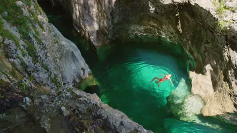 Mujer Joven En Bikini Rojo Flotando En Un Lago