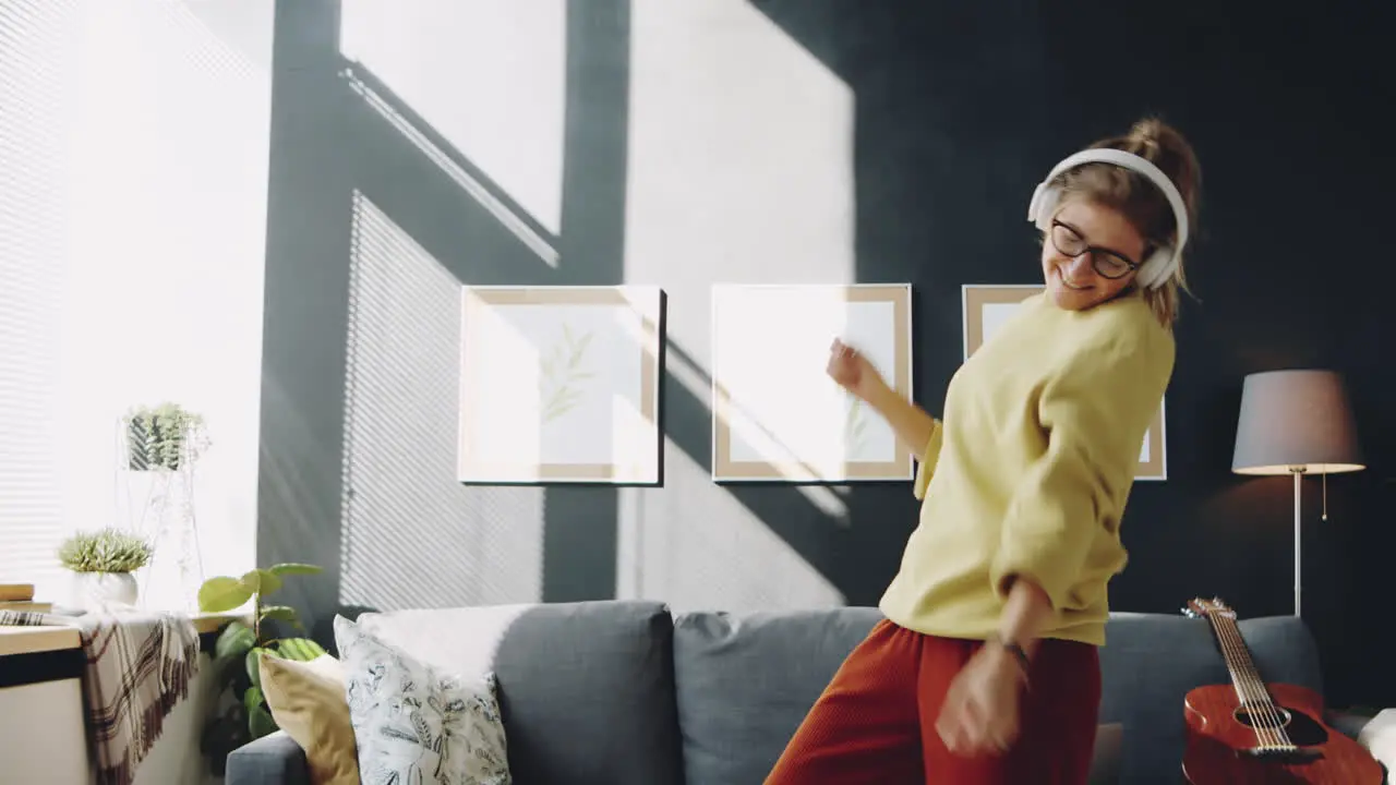 Mujer Con Auriculares Bailando En Casa